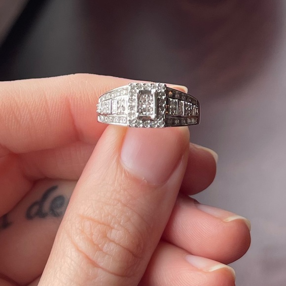 10k White Gold Engagement Ring - Picture 6 of 7